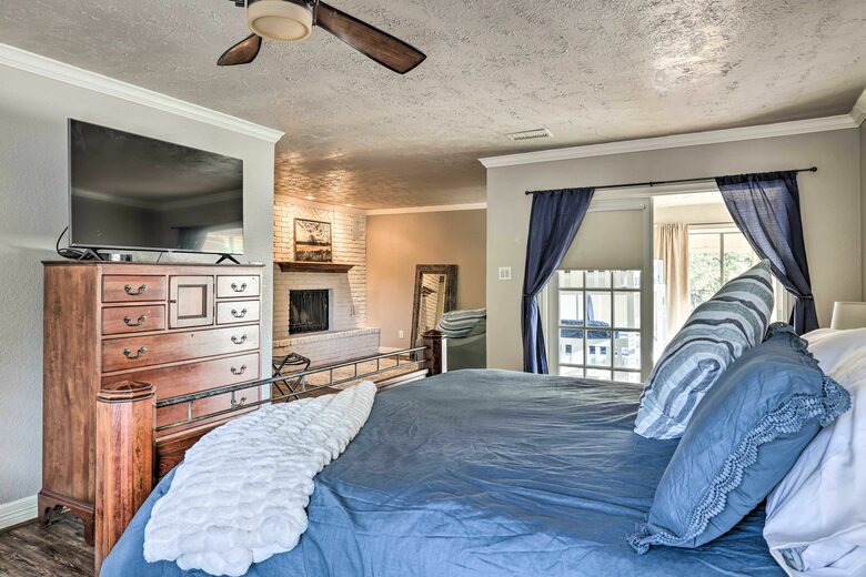 Unwound at Canyon Lake | A Refined Canyon Lake Escape - Canyon Lake, Texas