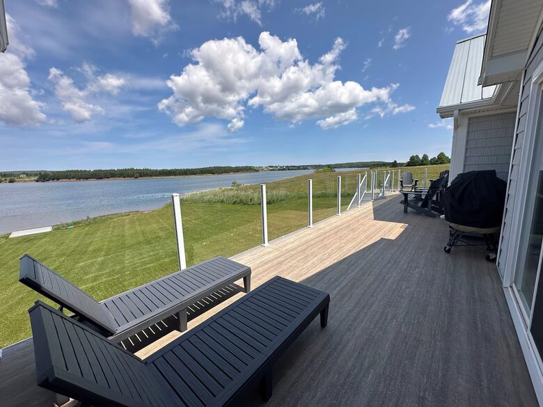 Modern Coastal Cottage on the Sou’West River - Clinton, Canada