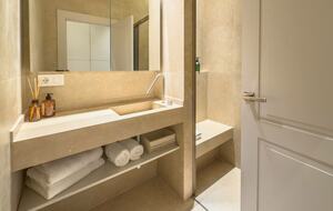Elegant Apartment in a Historic Seville Palace Near Cathedral - Seville, Spain