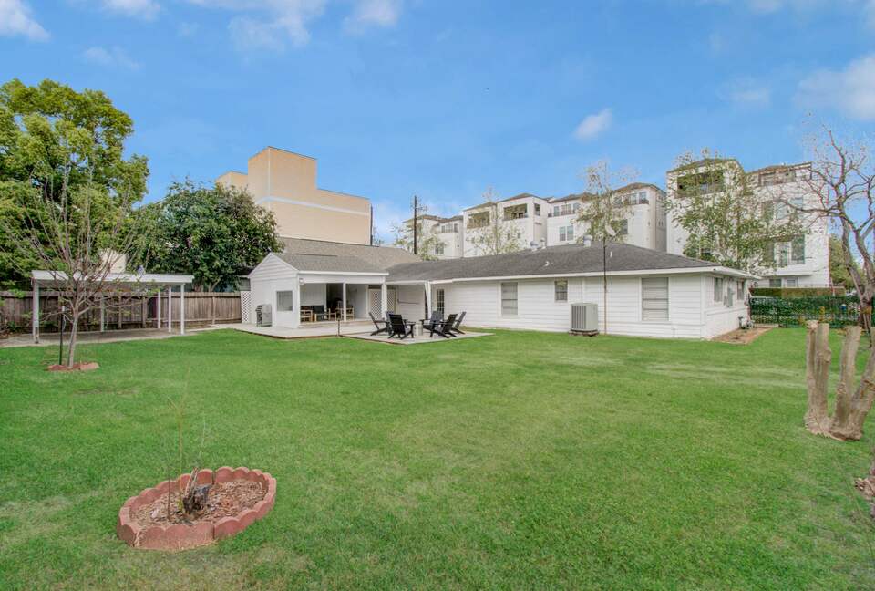 Charming Heights Bungalow with Expansive Backyard - Houston, Texas