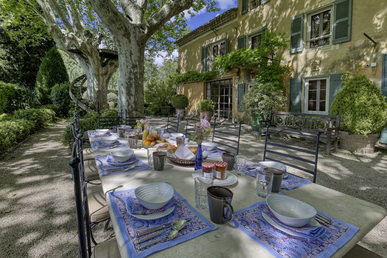Les Confines: An Enchanting Provençal Estate of Timeless Elegance (R) - Noves, France