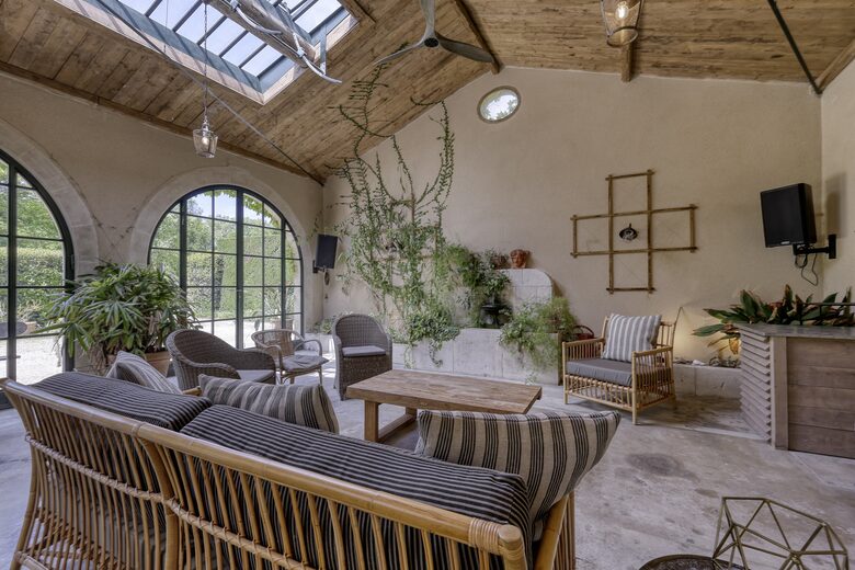 Les Confines: An Enchanting Provençal Estate of Timeless Elegance (R) - Noves, France