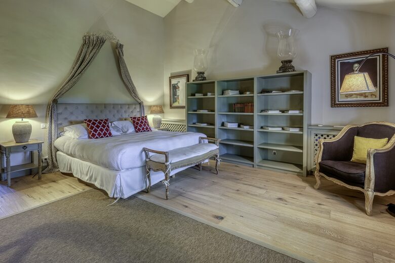 Les Confines: An Enchanting Provençal Estate of Timeless Elegance (R) - Noves, France