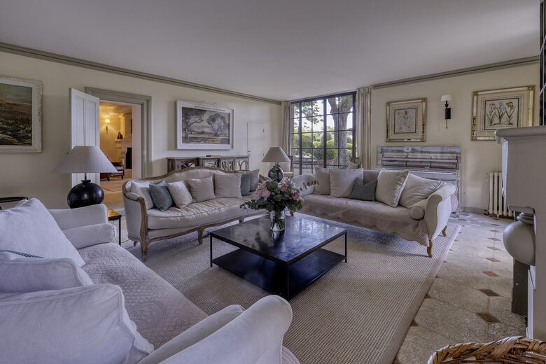 Les Confines: An Enchanting Provençal Estate of Timeless Elegance (R) - Noves, France