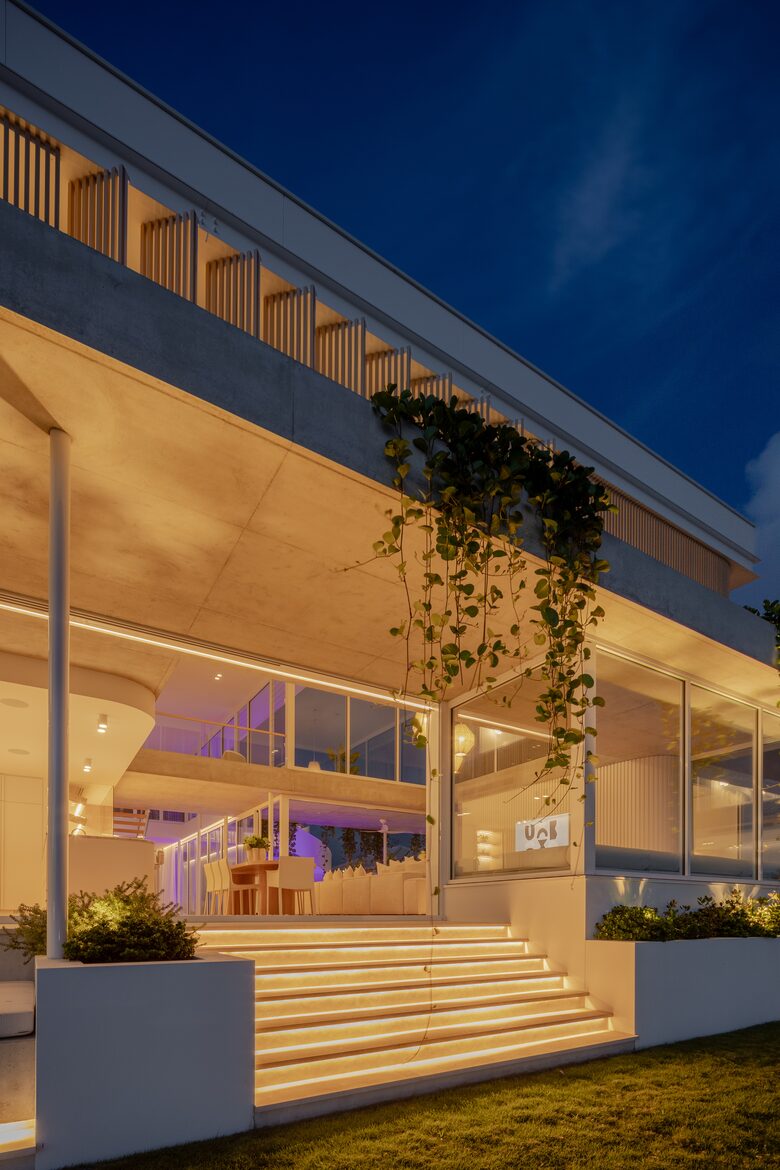 Waterfront Grandeur on the Sunshine Coast - Sunshine Coast, Australia