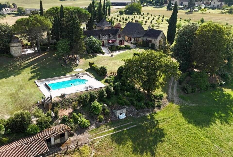Peaceful Dordogne Estate Surrounded by Nature - Veyrines-de-Domme, France