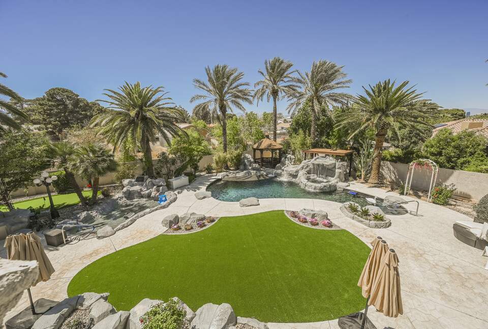 Waterfalls View Refined Six-Bedroom Retreat Minutes from the Strip - Las Vegas, Nevada