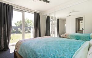 Stylish Peninsula Getaway Near the Shore - Rosebud, Australia