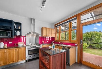 Spacious Bellerive Retreat – Walk to Beach, Cafés & Ferry - Hobart, Australia