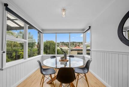 Spacious Bellerive Retreat – Walk to Beach, Cafés & Ferry - Hobart, Australia