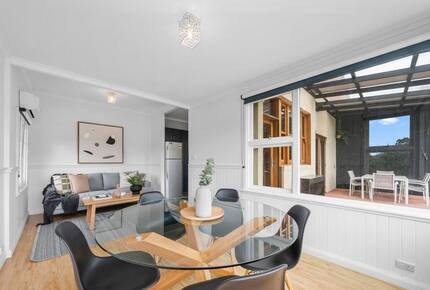 Spacious Bellerive Retreat – Walk to Beach, Cafés & Ferry - Hobart, Australia