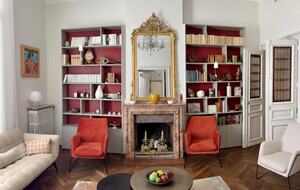 Living room with view on the comédie