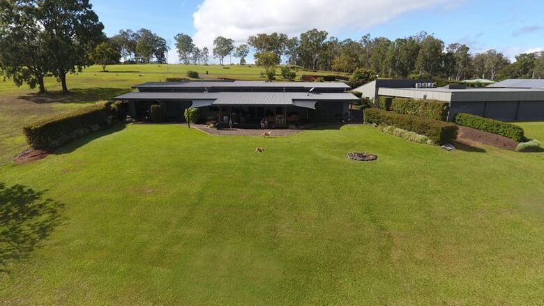 Group Getaway with Firepit & BBQ on Lake Tinaroo - Barrine, Australia