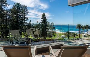 Contemporary Beachside Penthouse with Panoramic Sea Views - Bronte, Australia
