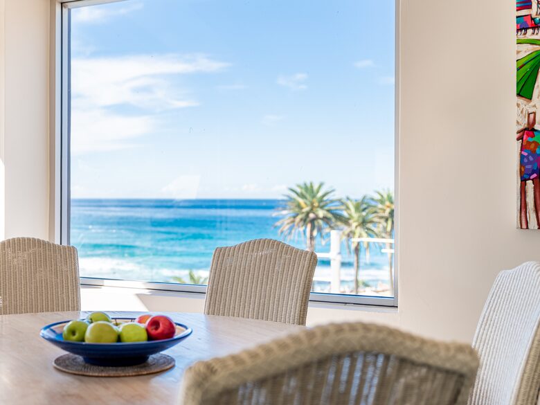 Contemporary Beachside Penthouse with Panoramic Sea Views - Bronte, Australia