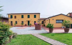 A Ligurian Farmhouse for Garden Living and Coastal Discovery - Castelnuovo Magra, Italy