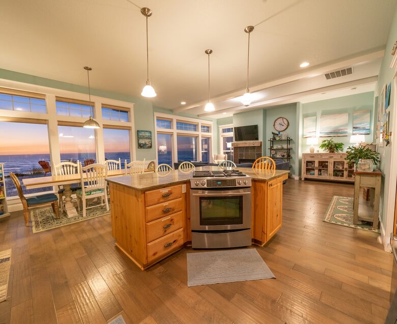 Oceanfront Escape with Panoramic Views of the Pacific - Lincoln Beach, Oregon