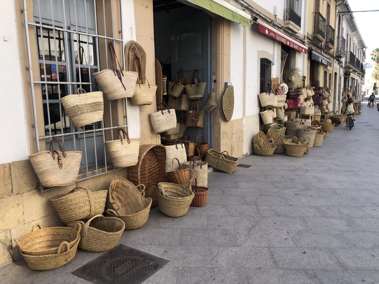 Wonderful baskets and ceramics in Gata de Gorgo