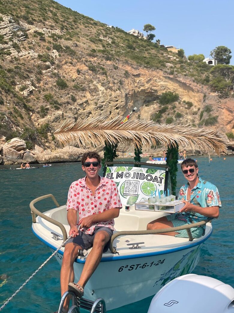 El Mojiboat visiting the boats around Moraira