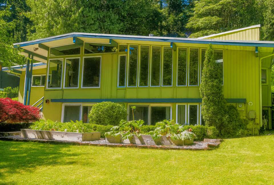 Mid-Century Gem with Garden & Jacuzzi in Innis Arden - Shoreline, Washington