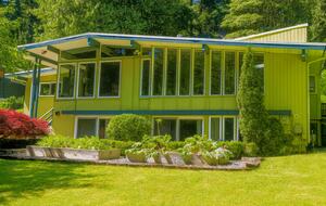 Mid-Century Gem with Garden & Jacuzzi in Innis Arden - Shoreline, Washington