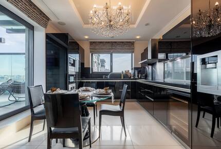 Sophisticated Lake-View Retreat in Bucharest - București, Romania