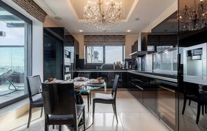 Sophisticated Lake-View Retreat in Bucharest - București, Romania