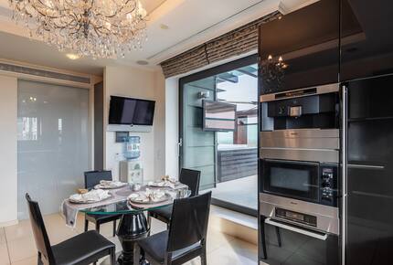 Sophisticated Lake-View Retreat in Bucharest - București, Romania