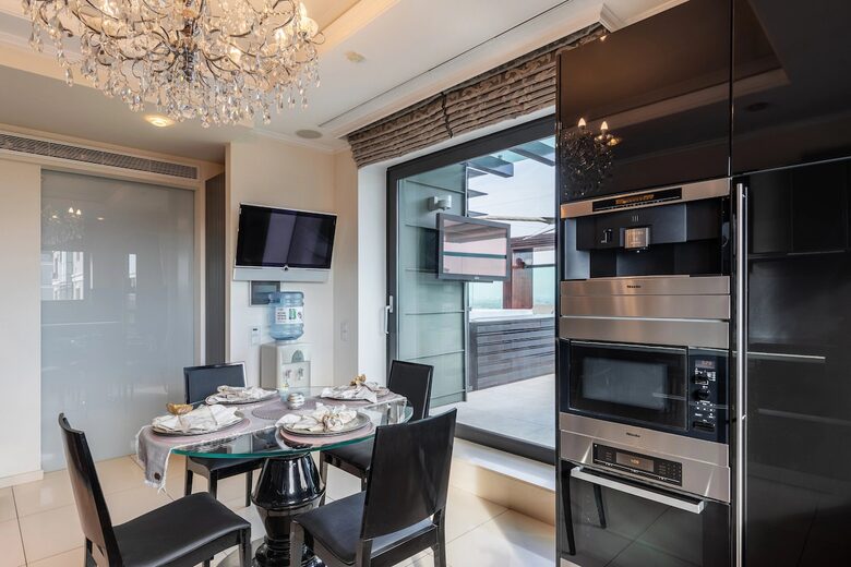 Sophisticated Lake-View Retreat in Bucharest - București, Romania