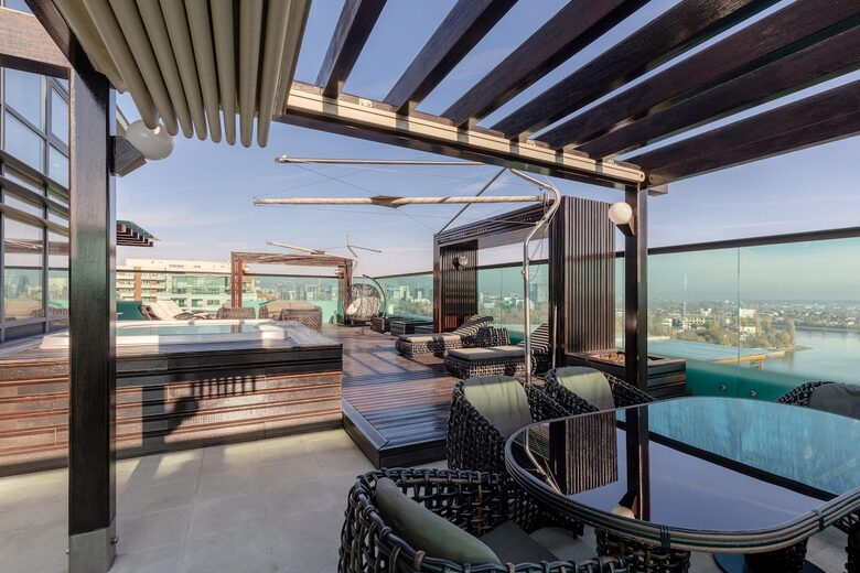 Sophisticated Lake-View Retreat in Bucharest - București, Romania