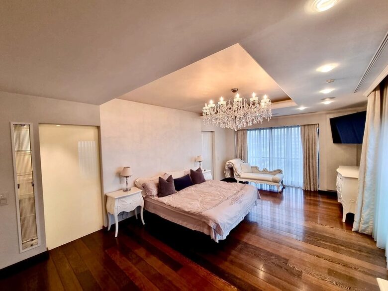 Sophisticated Lake-View Retreat in Bucharest - București, Romania