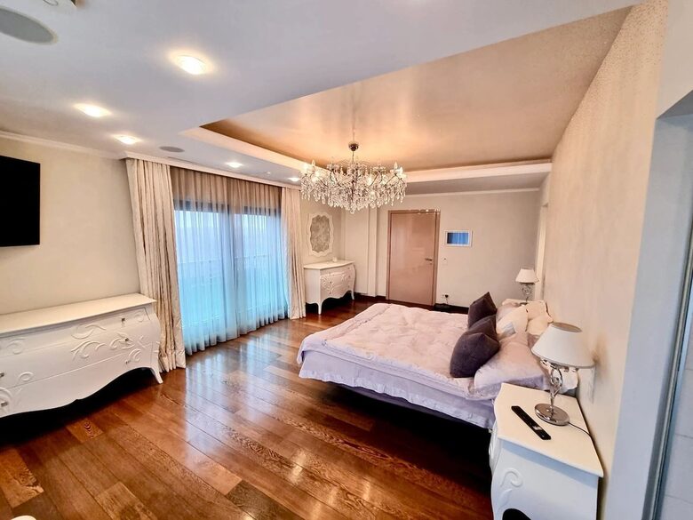 Sophisticated Lake-View Retreat in Bucharest - București, Romania