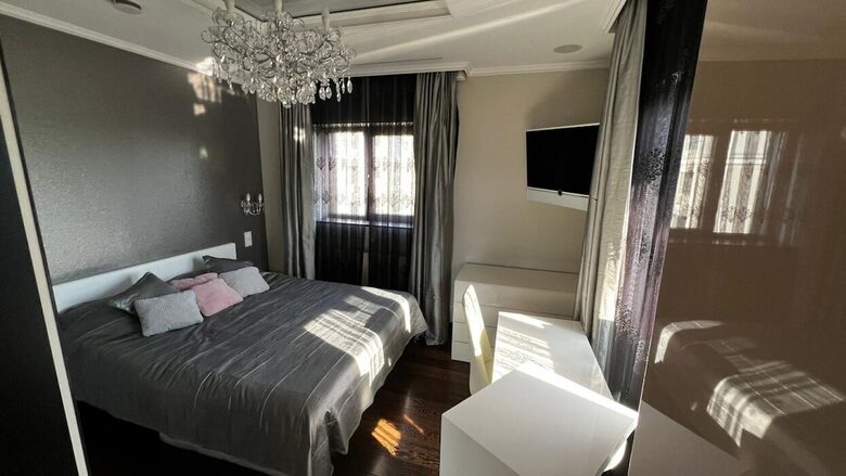 Sophisticated Lake-View Retreat in Bucharest - București, Romania