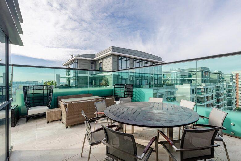 Sophisticated Lake-View Retreat in Bucharest - București, Romania