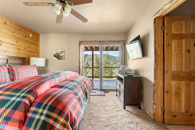 Mountain View Retreat in Castle Glen Estates - Big Bear Lake, California