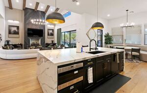 Scottsdale Entertainment Stunner