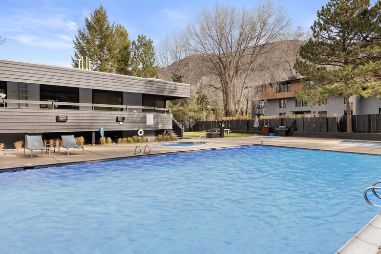 Riverside Retreat | Luxury Townhouse Steps from Aspen Gondola - Aspen, Colorado