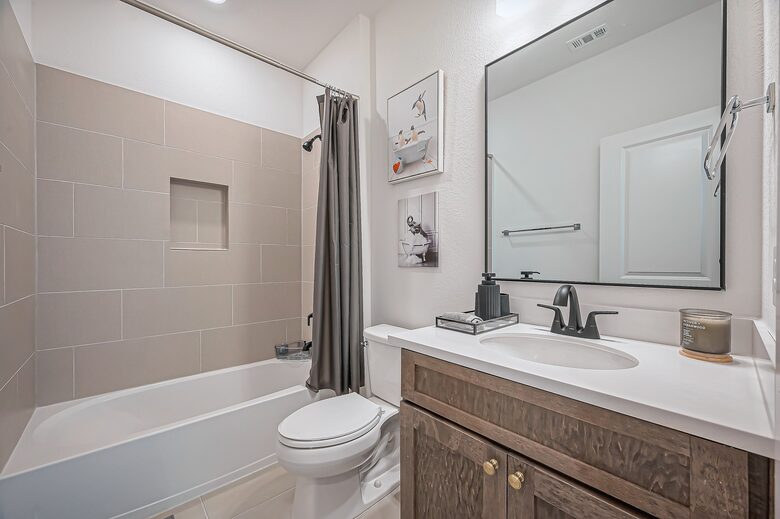 Modern Home at Lakes at Creekside Home Minutes from The Woodlands - Tomball, Texas