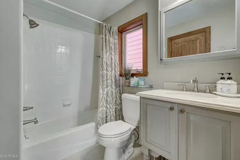 Middle Bathroom