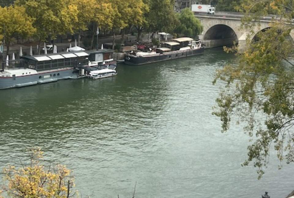Elegant Seine-Side Loft in Historic Paris - Paris, France