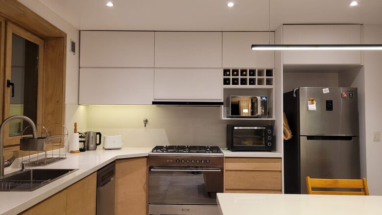 Full kitchen