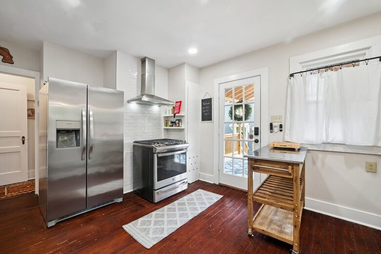 Mid City Baton Rouge Retreat with Carriage House - Baton Rouge, Louisiana