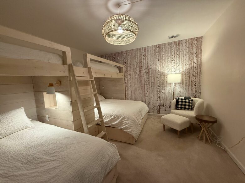 Downstairs Guest Bunkroom (2 Queen + 2 Twin)