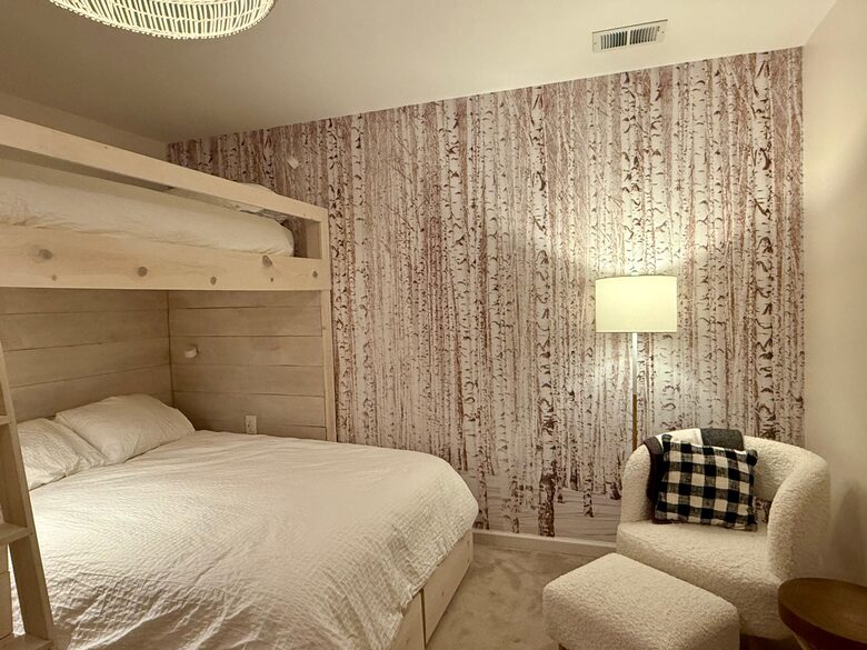 Downstairs Guest Bunkroom (2 Queen + 2 Twin)