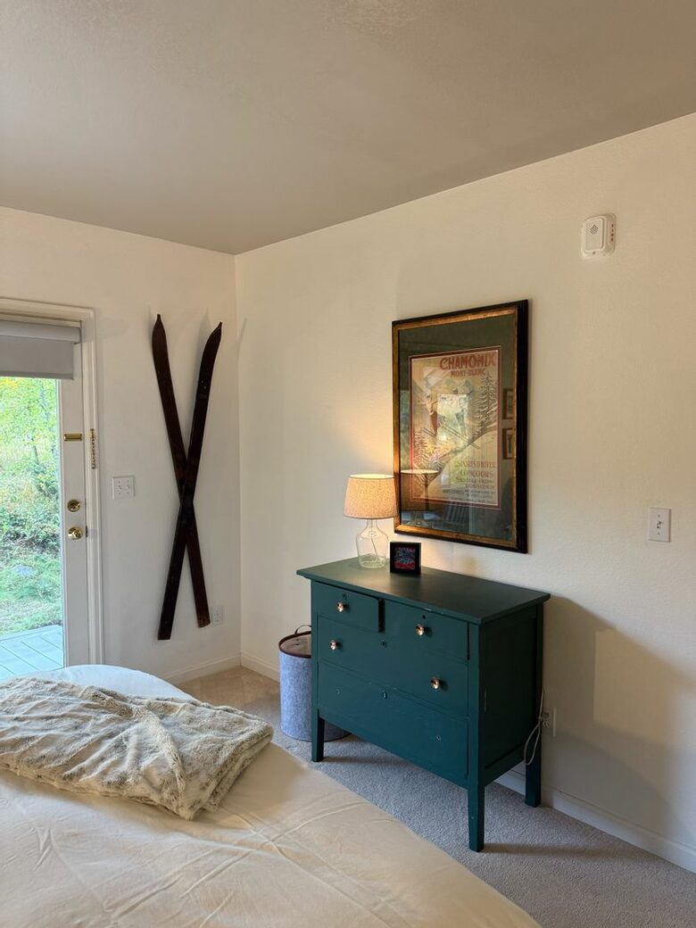 Upstairs Guest Room (Queen)