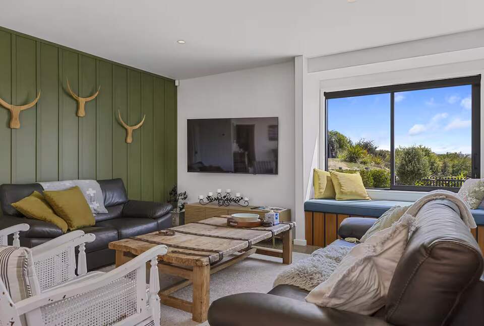 Sunlit Luxury Home Overlooking Lake Taupō - Taupō, New Zealand
