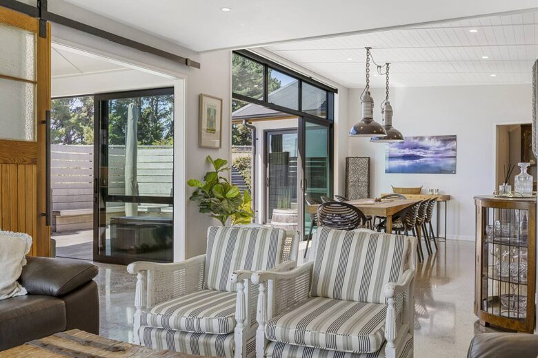 Sunlit Luxury Home Overlooking Lake Taupō - Taupō, New Zealand