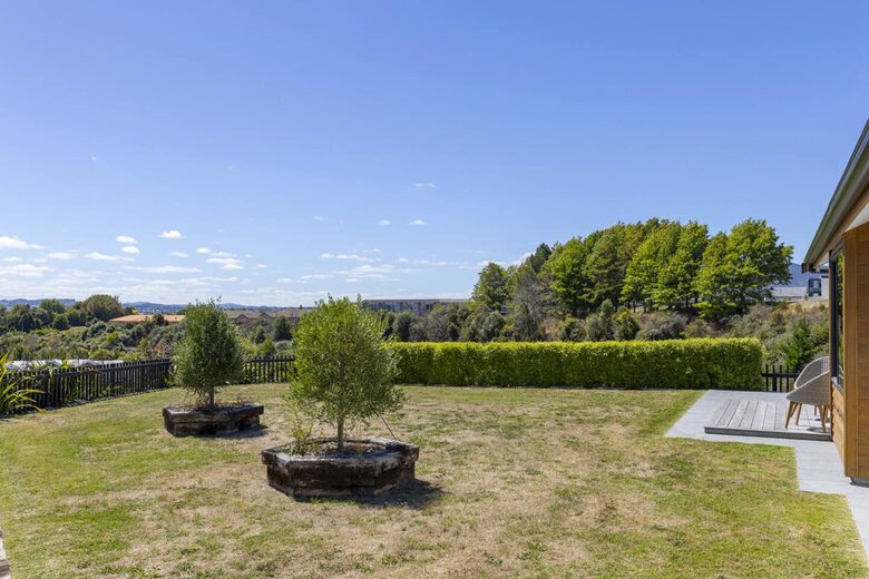 Sunlit Luxury Home Overlooking Lake Taupō - Taupō, New Zealand