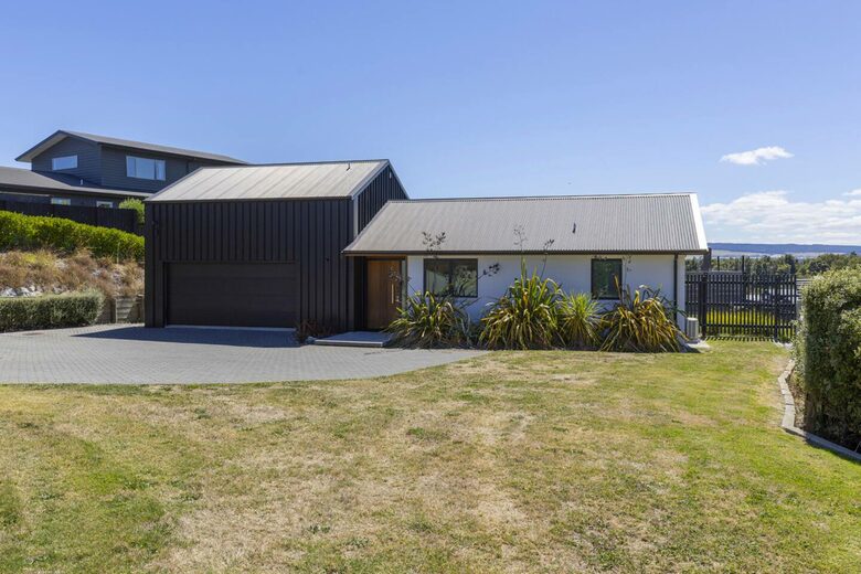 Sunlit Luxury Home Overlooking Lake Taupō - Taupō, New Zealand