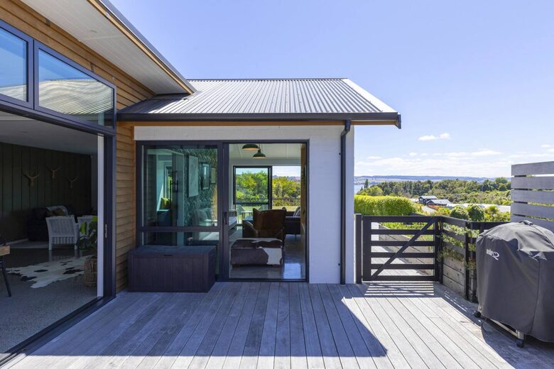 Sunlit Luxury Home Overlooking Lake Taupō - Taupō, New Zealand